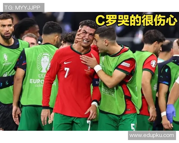 C罗错失绝佳机会无奈捂脸球迷叹息比赛瞬间令人心痛